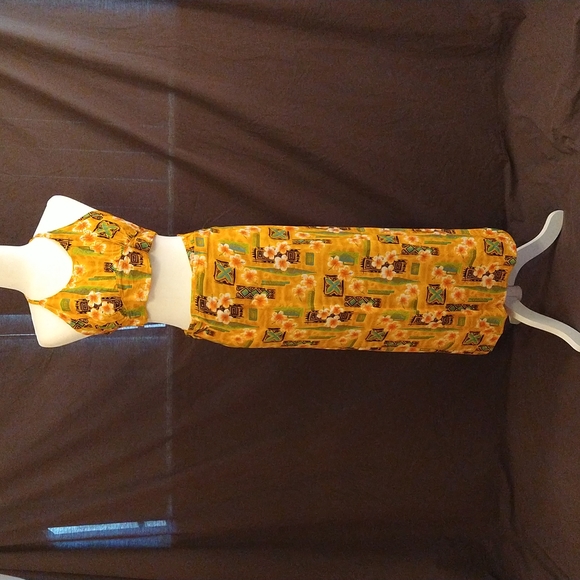 Hawaiian Floral Outfit - Picture 1 of 7